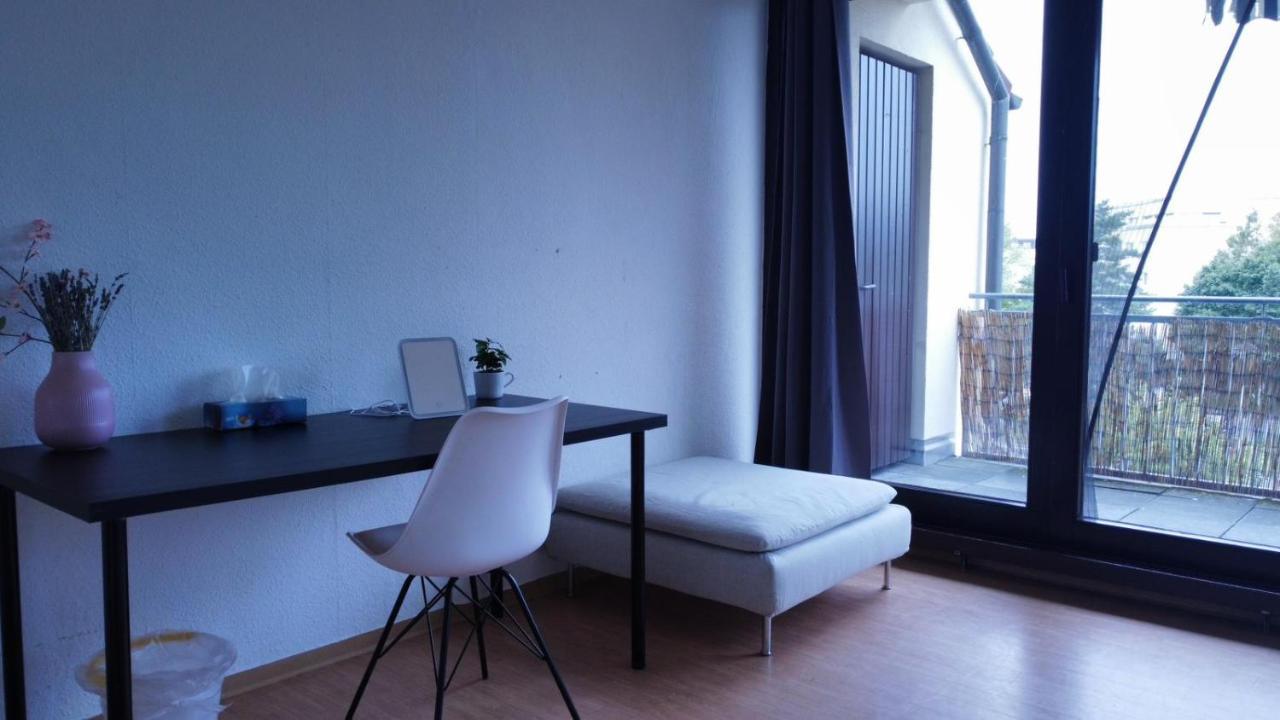 Budget Suite Mit Balkon - Privatzimmer In Wohnung - Netflix & Minibar Inklusive โคเบลนซ์ ภายนอก รูปภาพ