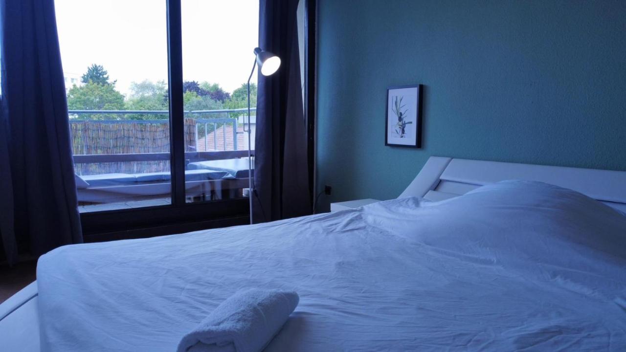 Budget Suite Mit Balkon - Privatzimmer In Wohnung - Netflix & Minibar Inklusive โคเบลนซ์ ภายนอก รูปภาพ