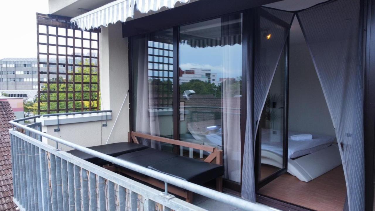 Budget Suite Mit Balkon - Privatzimmer In Wohnung - Netflix & Minibar Inklusive โคเบลนซ์ ภายนอก รูปภาพ
